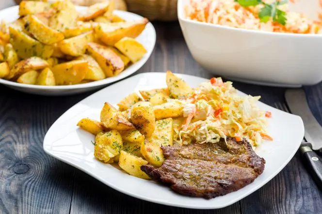 różne surówki do karkówki grillowanej i pieczonej