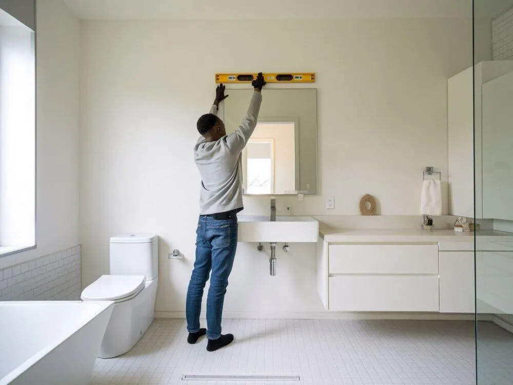 r&oacute;żne metody montażu lustra na ścianie