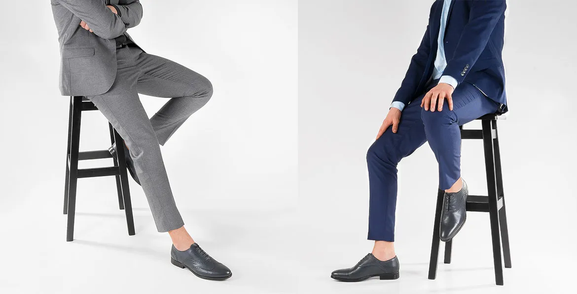 mężczyzna w szarych zamszowych butach i granatowych chinosach stylizacja