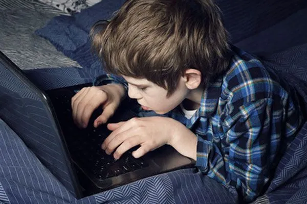 dziecko zamyślone przed komputerem, smutne, uzależnienie