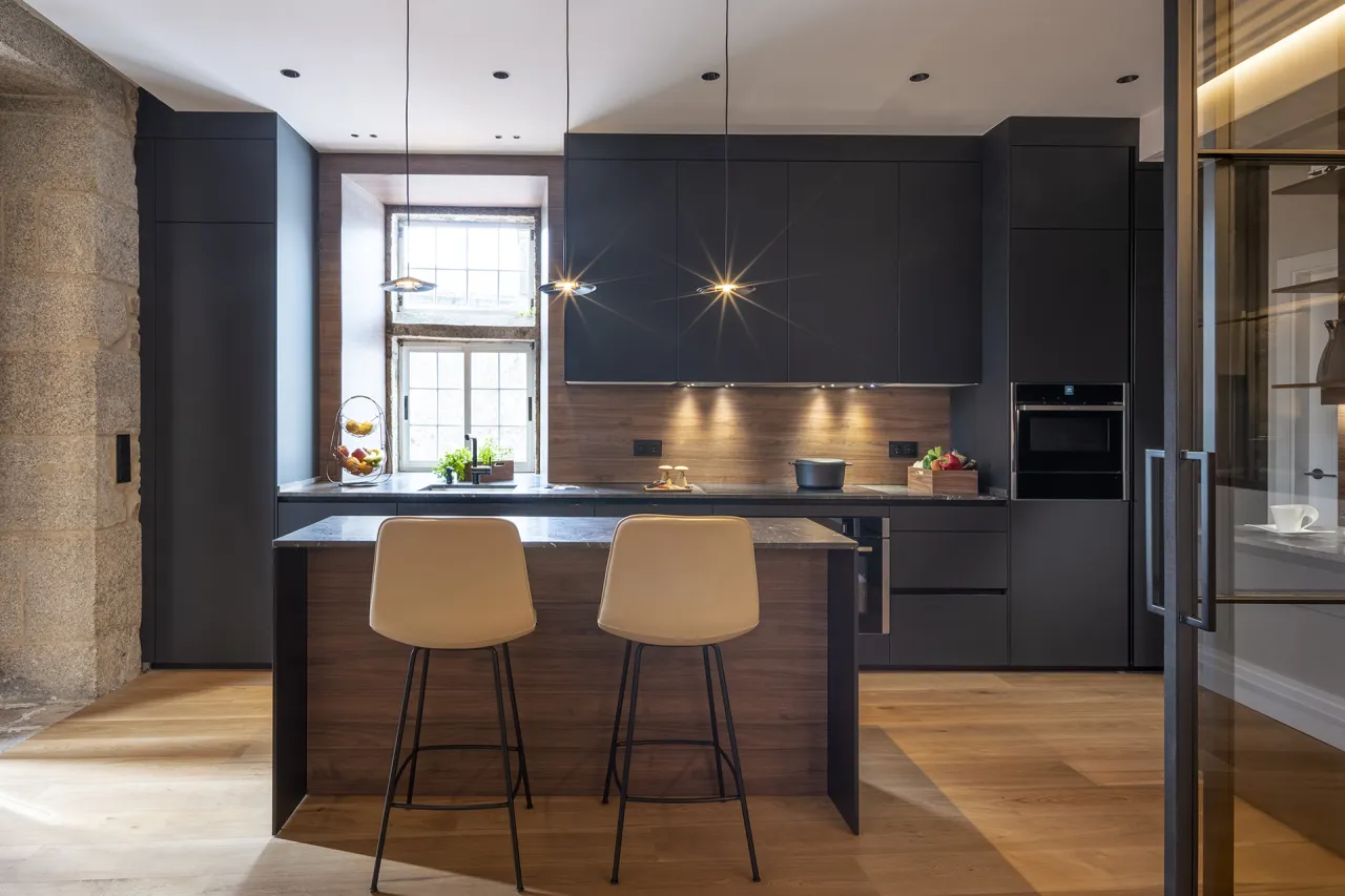 Zdjęcie Cocina madera y negra: &iquest;C&oacute;mo lograr un dise&ntilde;o elegante y funcional?