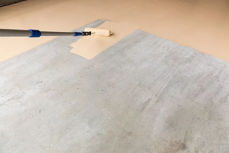 Zdjęcie Po jakim czasie można malować beton, aby uniknąć problemów z farbą?