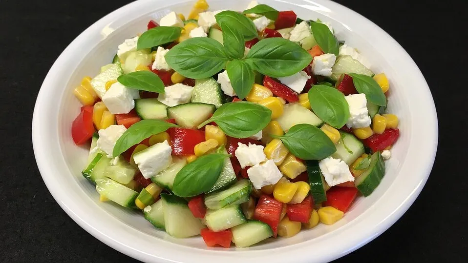 Auswahl einfacher, bunter Salate in Schalen