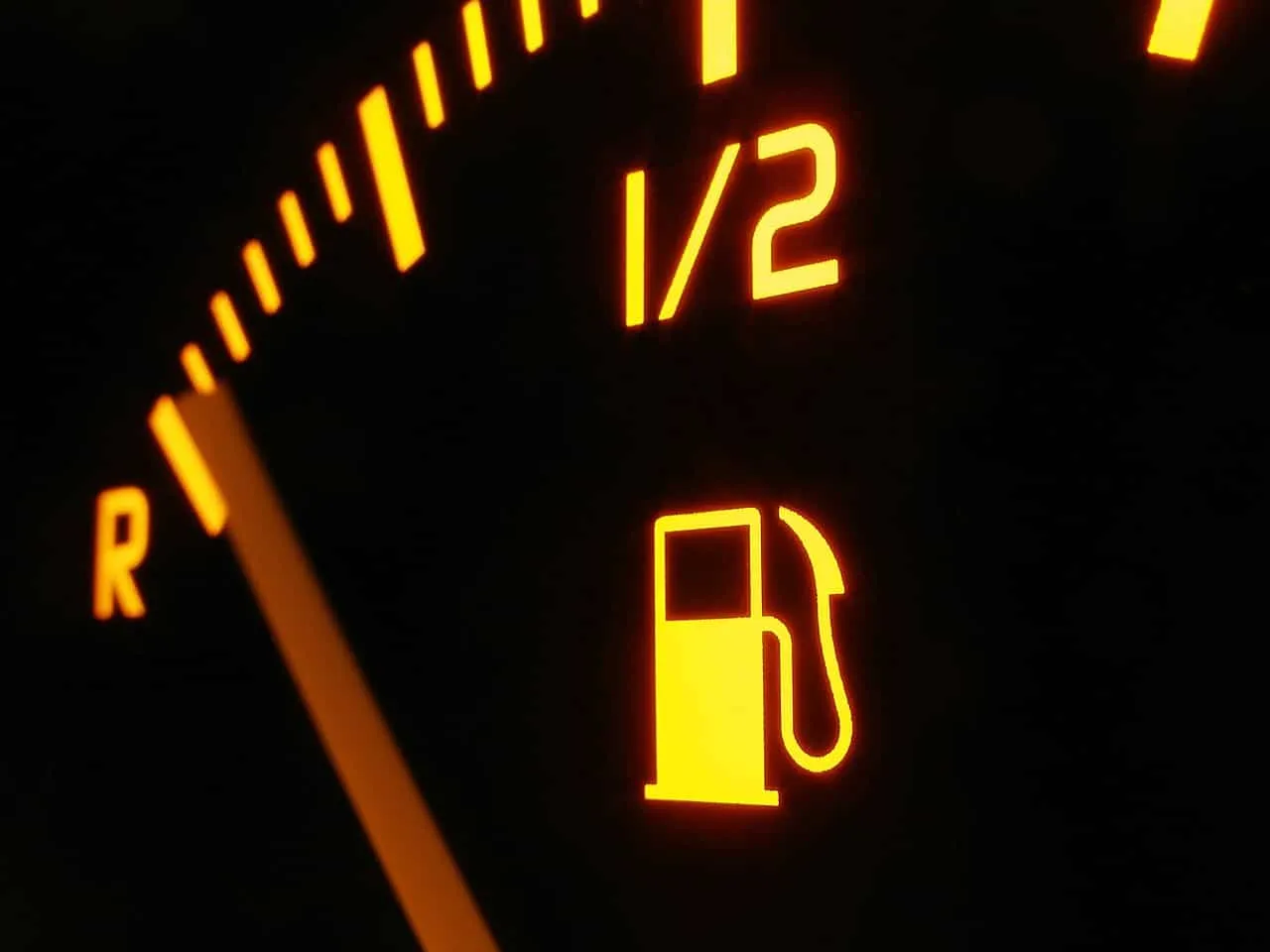 Kontrolka rezerwy paliwa w samochodzie