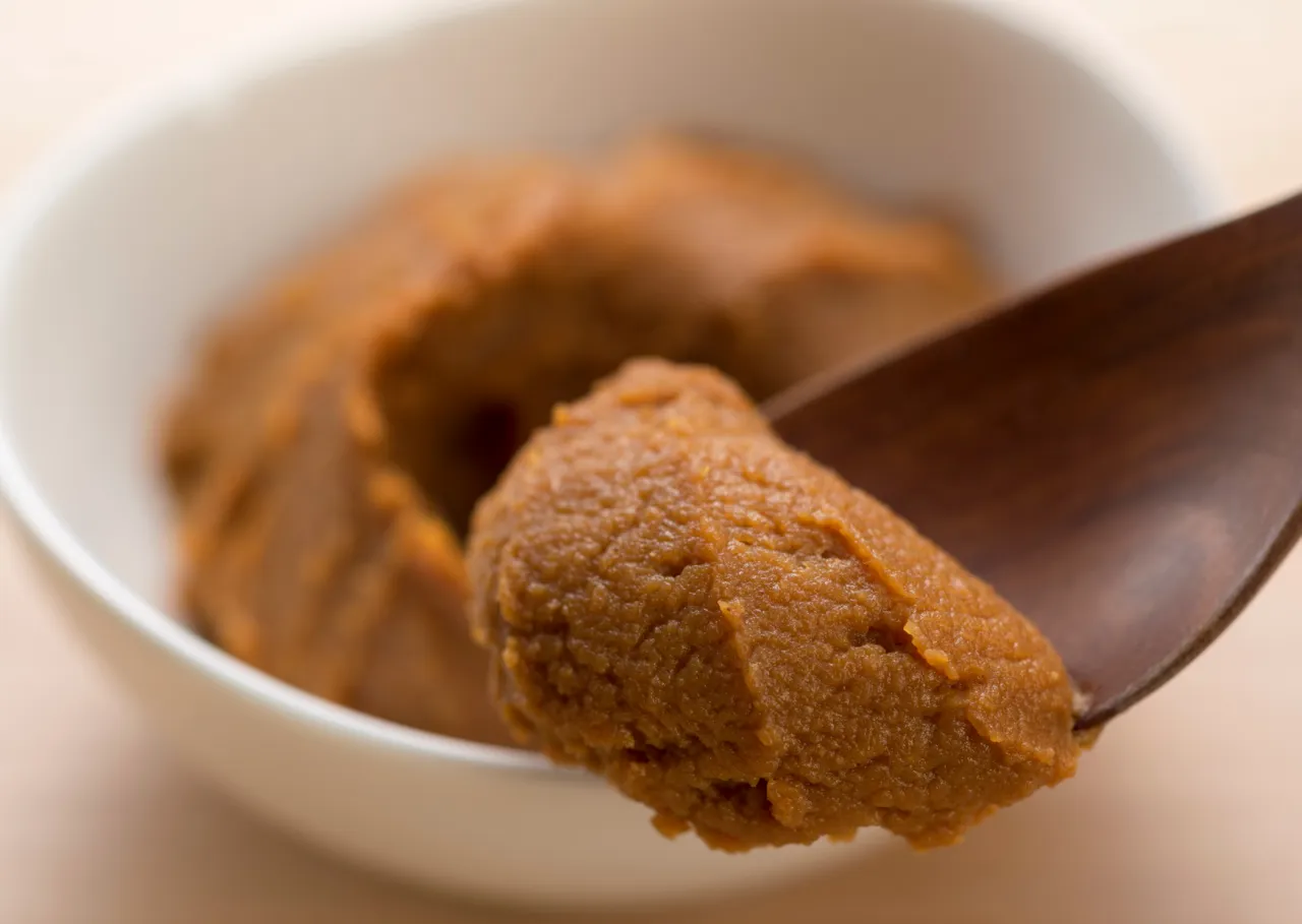 składniki umami sos sojowy płatki drożdżowe pasta miso