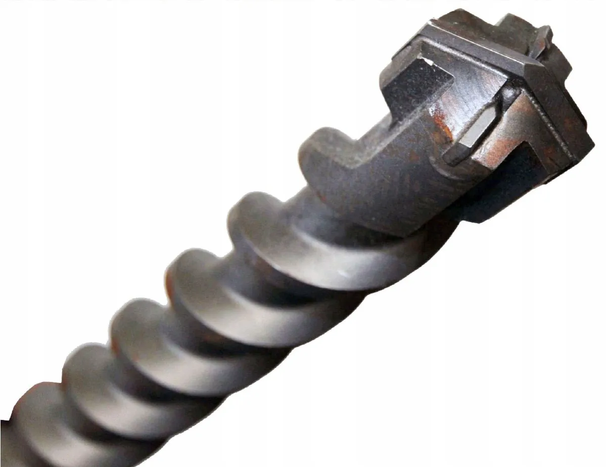 Solidne wiertło do zbrojenia, gotowe do przebicia się przez beton.