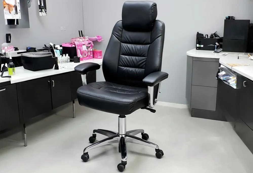 porównanie krzeseł i taboretów dla stylistki paznokci