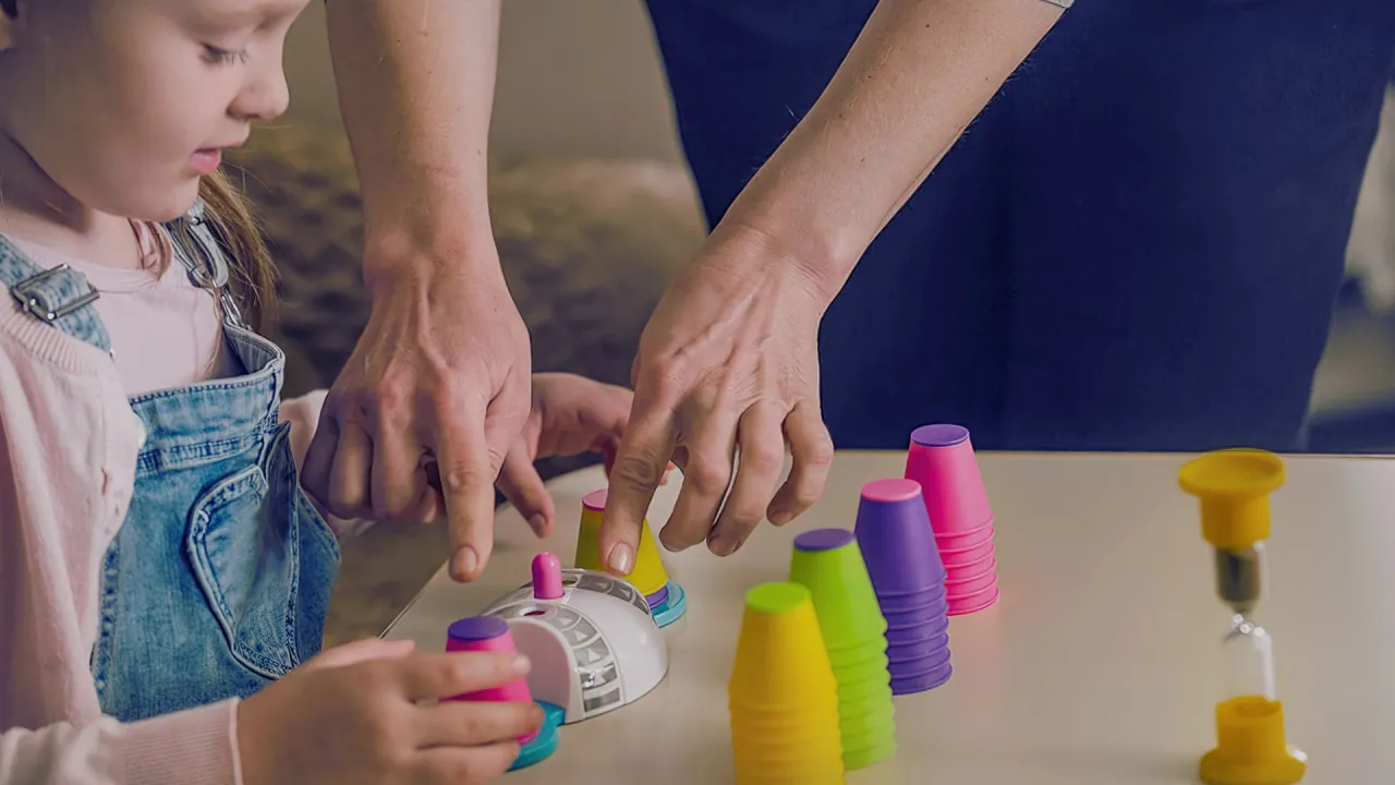 dziecko wykonujące ćwiczenia terapii ręki