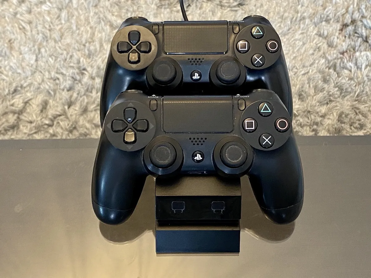 por&oacute;wnanie stacji dokujących pady