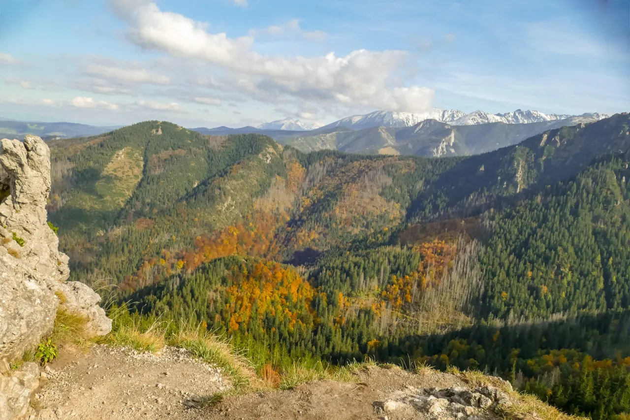 widok na Giewont z Sarniej Skałki jesienią