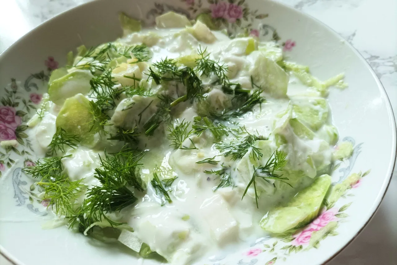 Mizeria z jogurtem i świeżymi ziołami