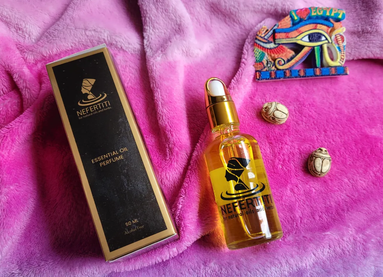 egipskie olejki perfumowane butelki