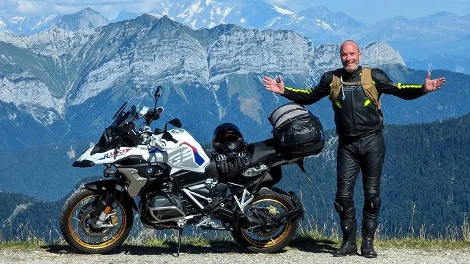 BMW R 1250 GS na tle malowniczej trasy
