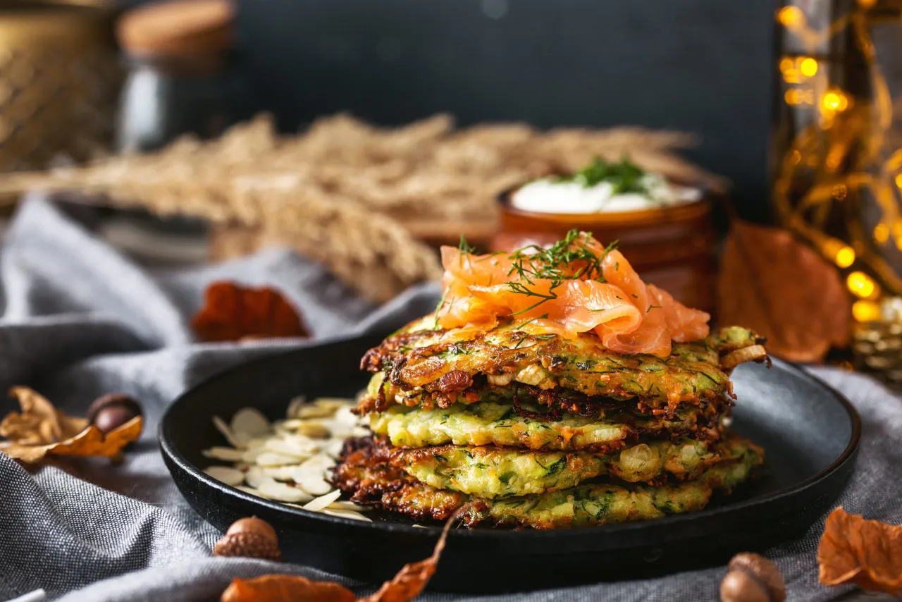 placki z cukinii z wędzonym łososiem i sosem koperkowym