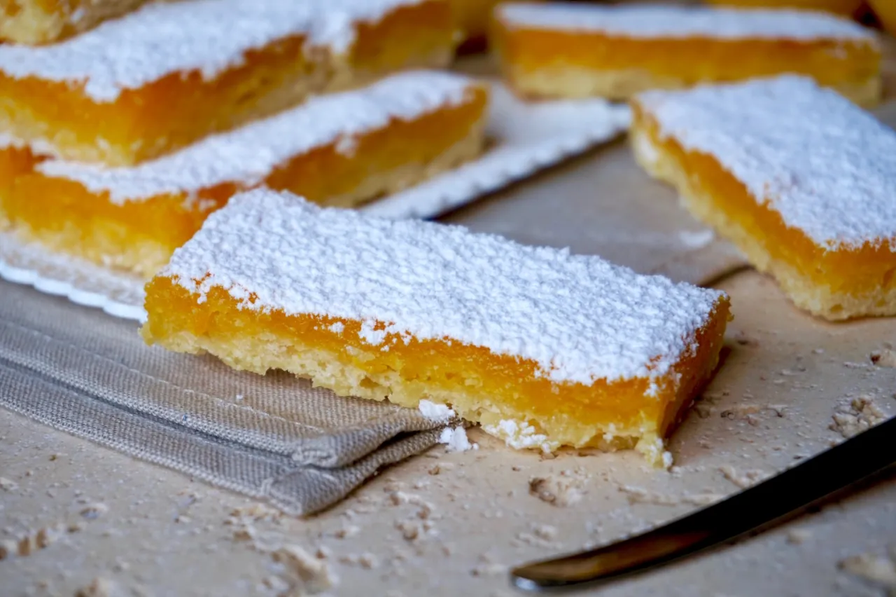 Barrette al limone appena sfornate su griglia