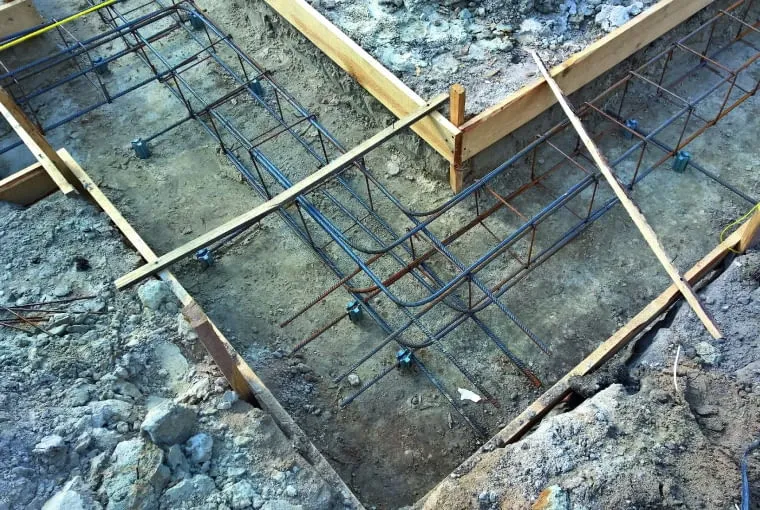 błędy w łączeniu zbrojenia fundament&oacute;w