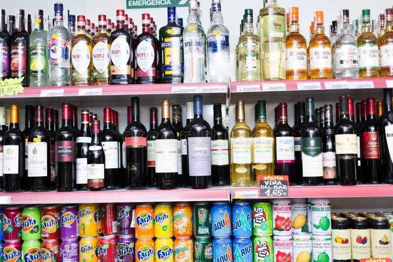 półka z winami bezalkoholowymi w supermarkecie
