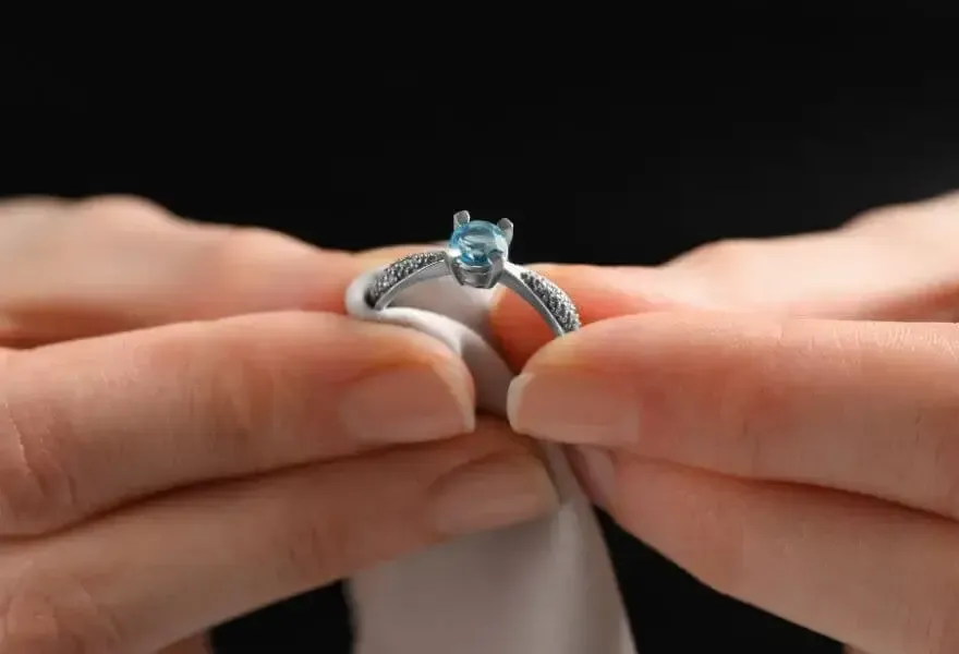 czyszczenie srebra z kamieniami oksydowane