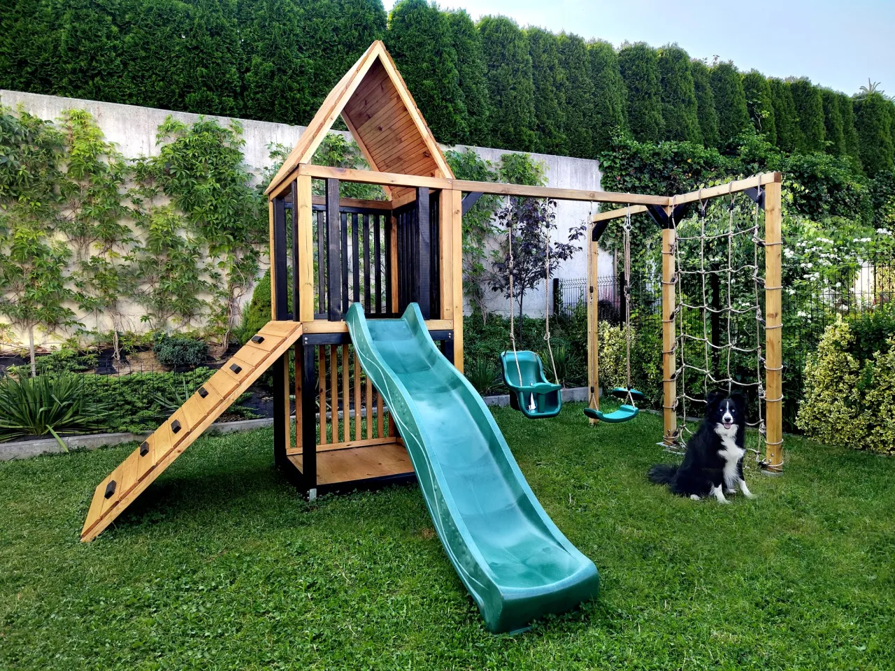 prywatny plac zabaw drewniany w ogrodzie