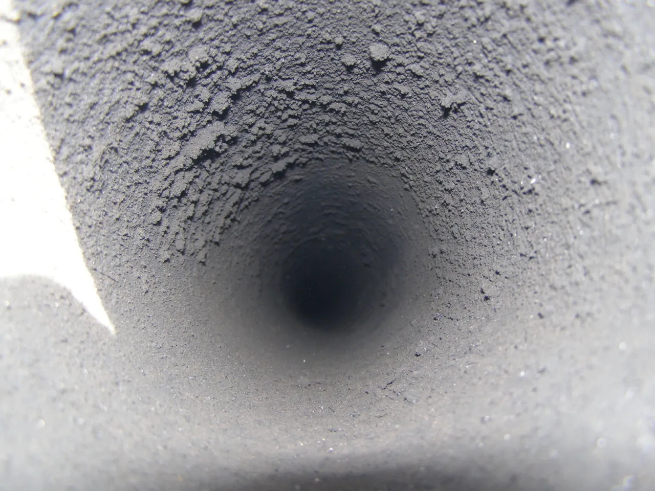 Sadza szklista kreozot w kominie