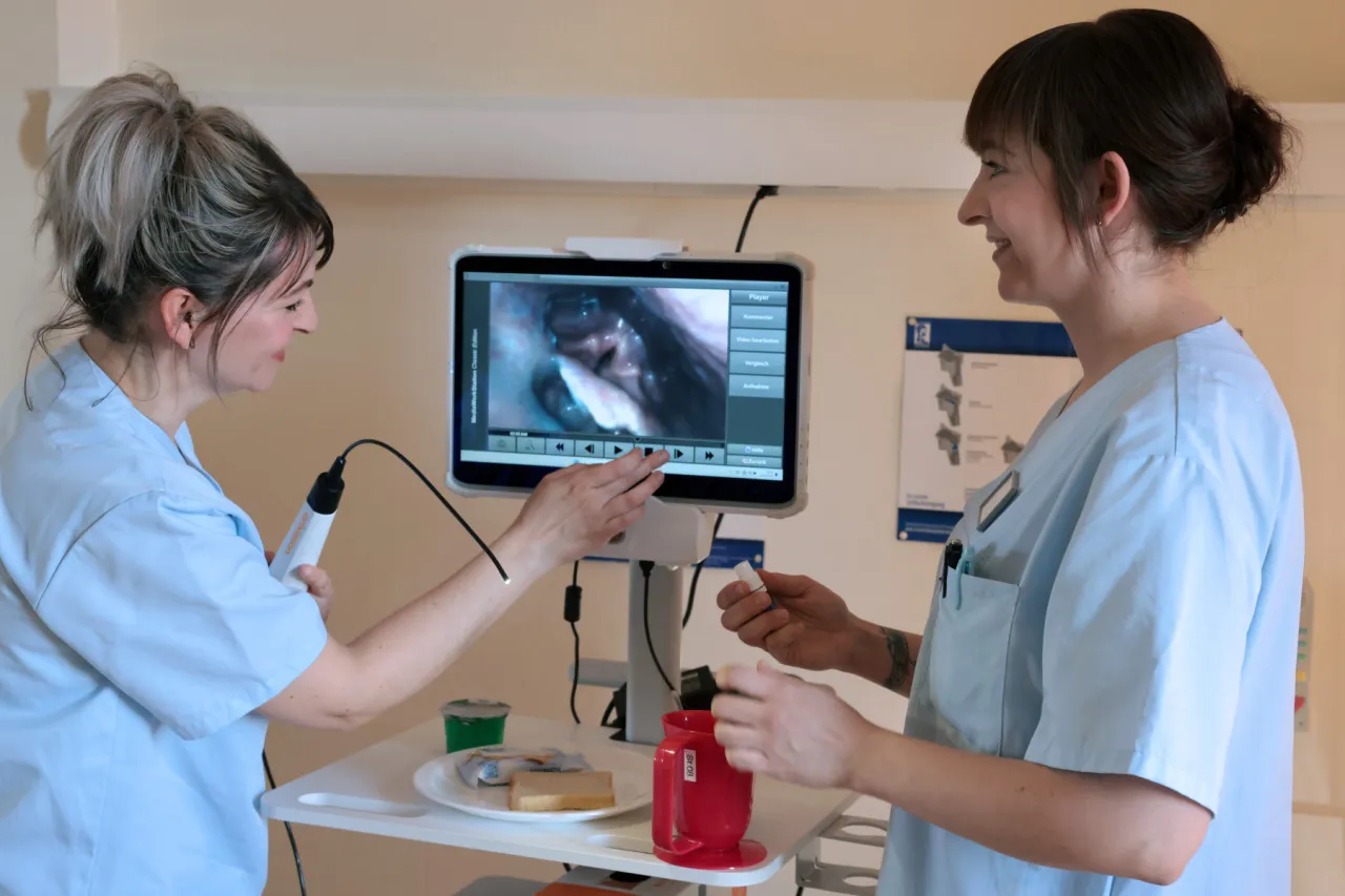 Logopäde führt klinische Schluckuntersuchung durch