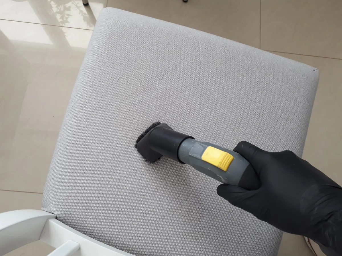 różne rodzaje tapicerki meblowej, odkurzanie krzesła