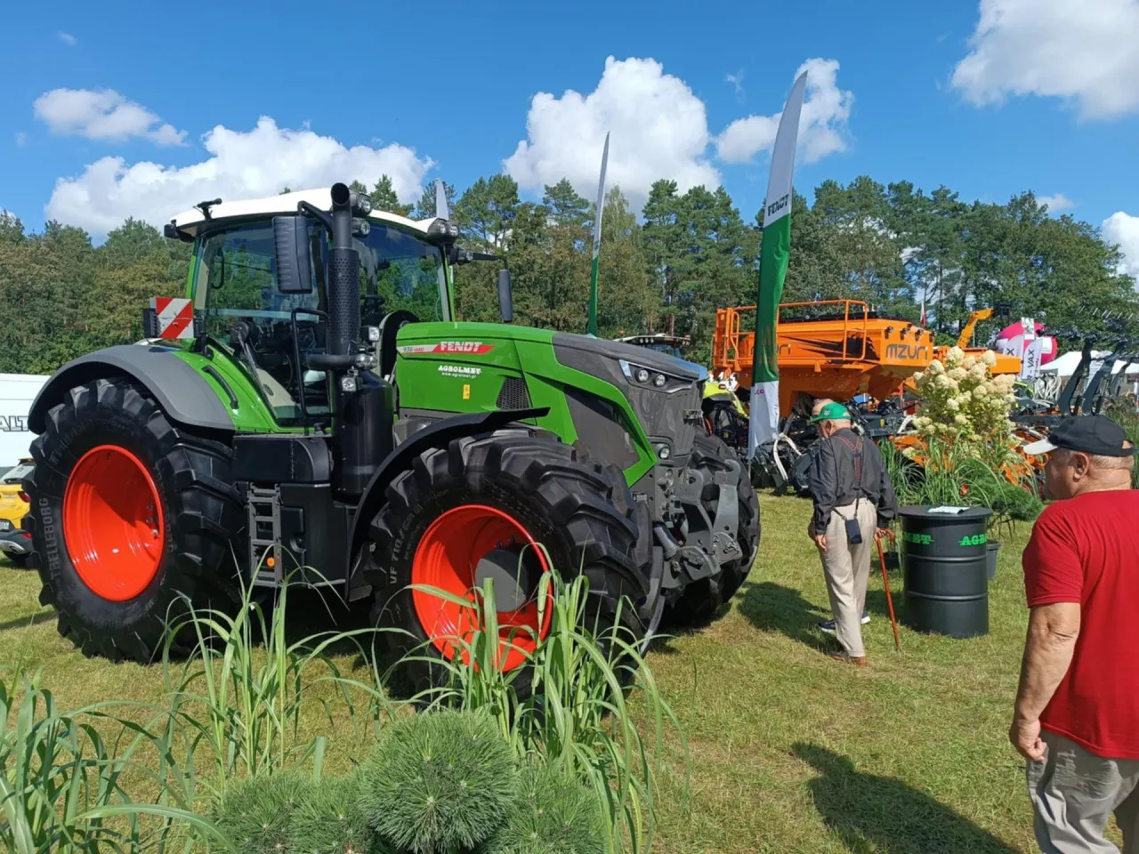 Zielony traktor Fendt na wystawie rolniczej. Kto wprowadził emerytury rolnicze? Może ten pan z laską wie.