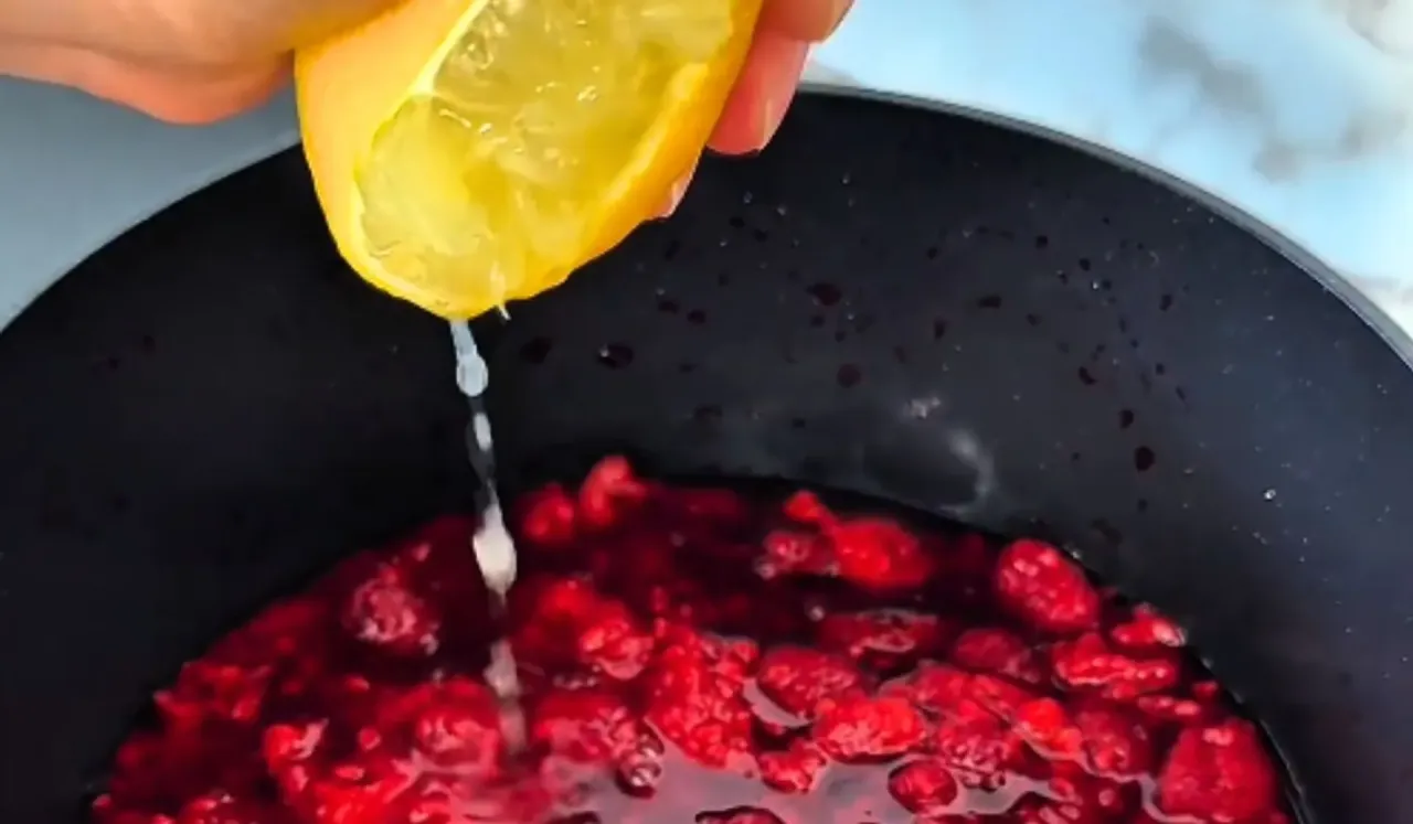 Maliny w garnku do dżemu