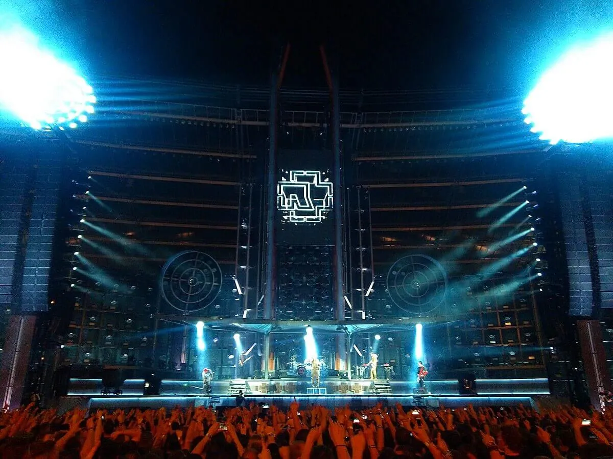 Koncert Rammstein z pirotechniką i tłumem fan&oacute;w. Zastanawiasz się, ile trwa koncert Rammstein? Zazwyczaj około 2 godzin.