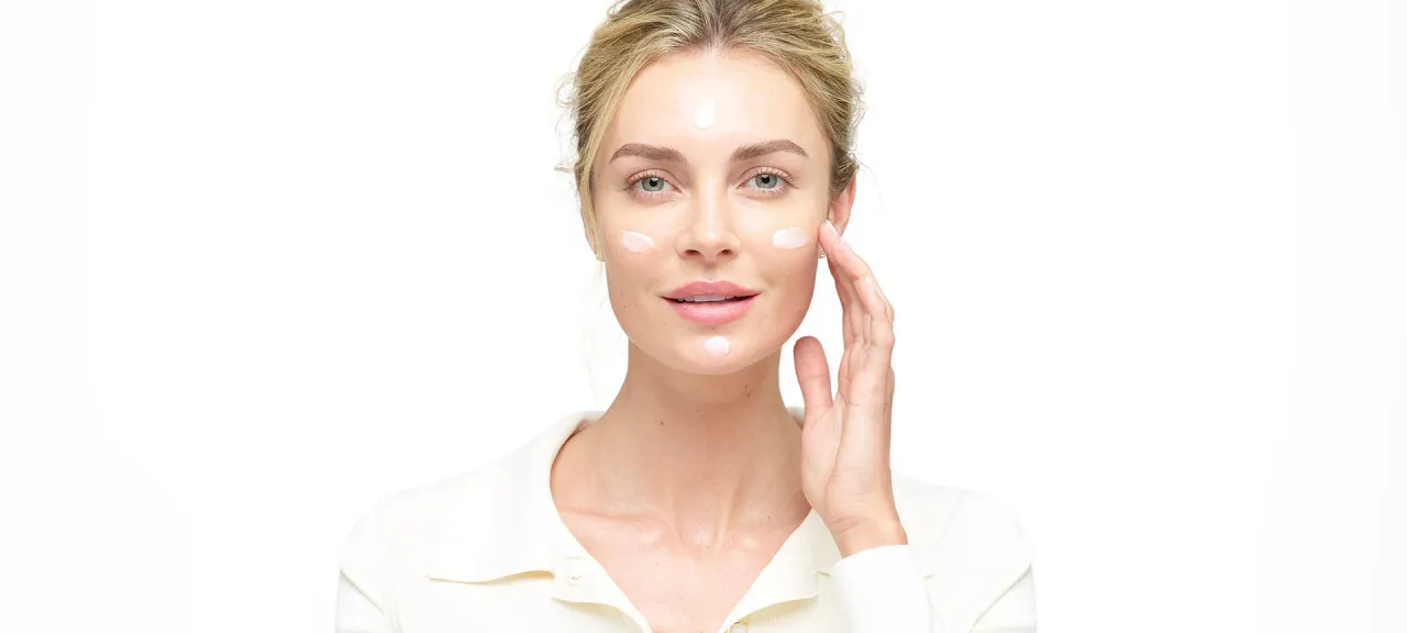 Pflegeroutine trockene Haut, Gesichtsreinigung, Serum, Feuchtigkeitscreme, Sonnenschutz