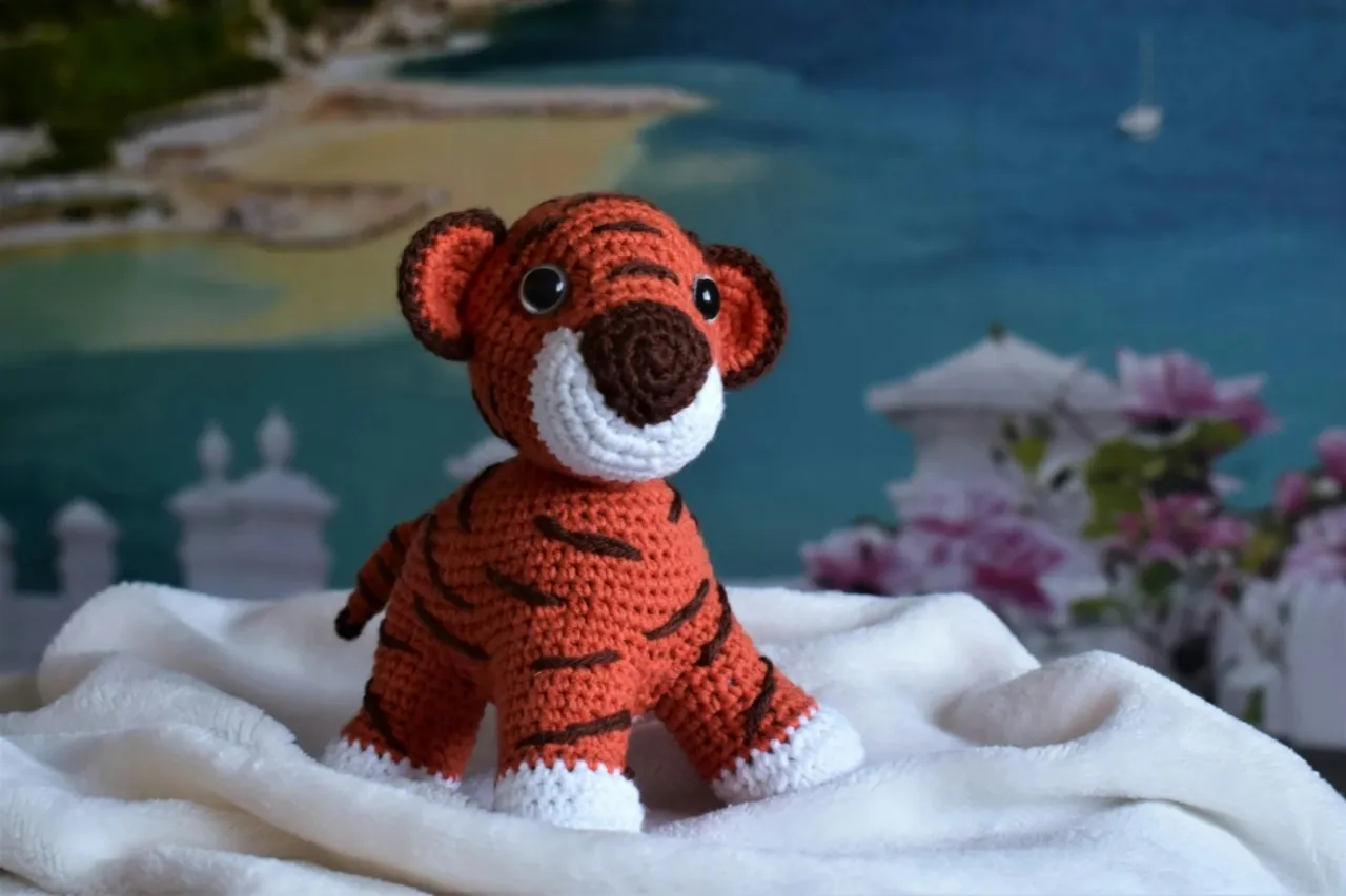 Uroczy tygrysek z szydełkowania, gotowy do zabawy. Piękne szydełkowanie pluszaki, kt&oacute;re zachwycą każdego.