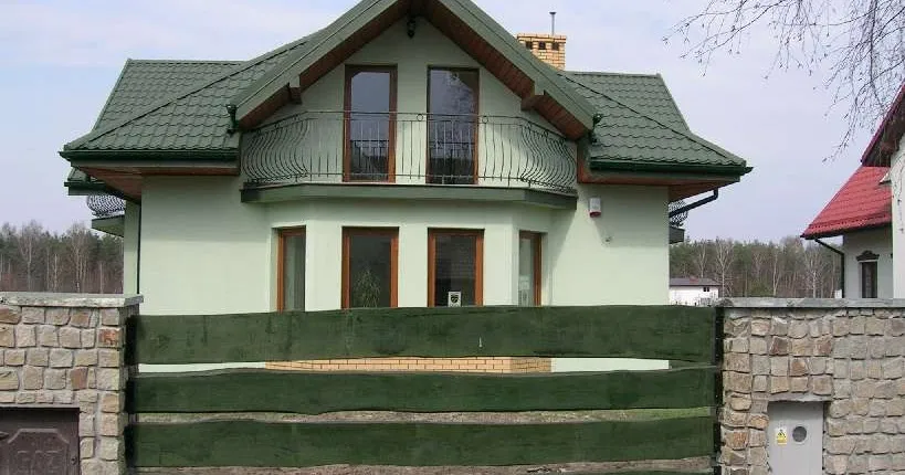 Zdjęcie Jaki kolor elewacji do zielonego dachu, aby uniknąć estetycznej klapy?