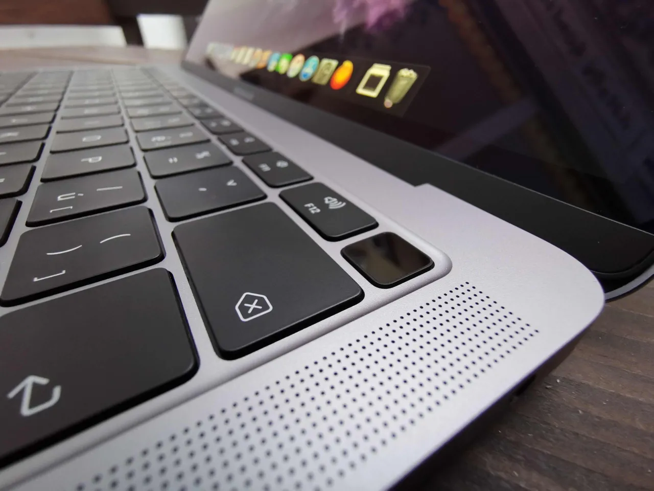 Klawiatura laptopa z ikoną domu i krzyżyka, idealna do nauki, jak ustawić hasło na komputerze.