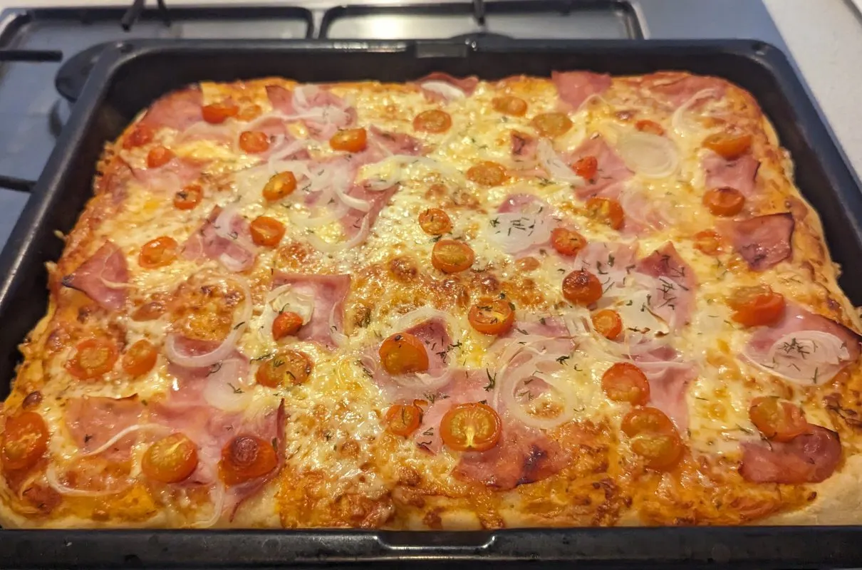 domowa pizza z sosem pomidorowym idealna konsystencja