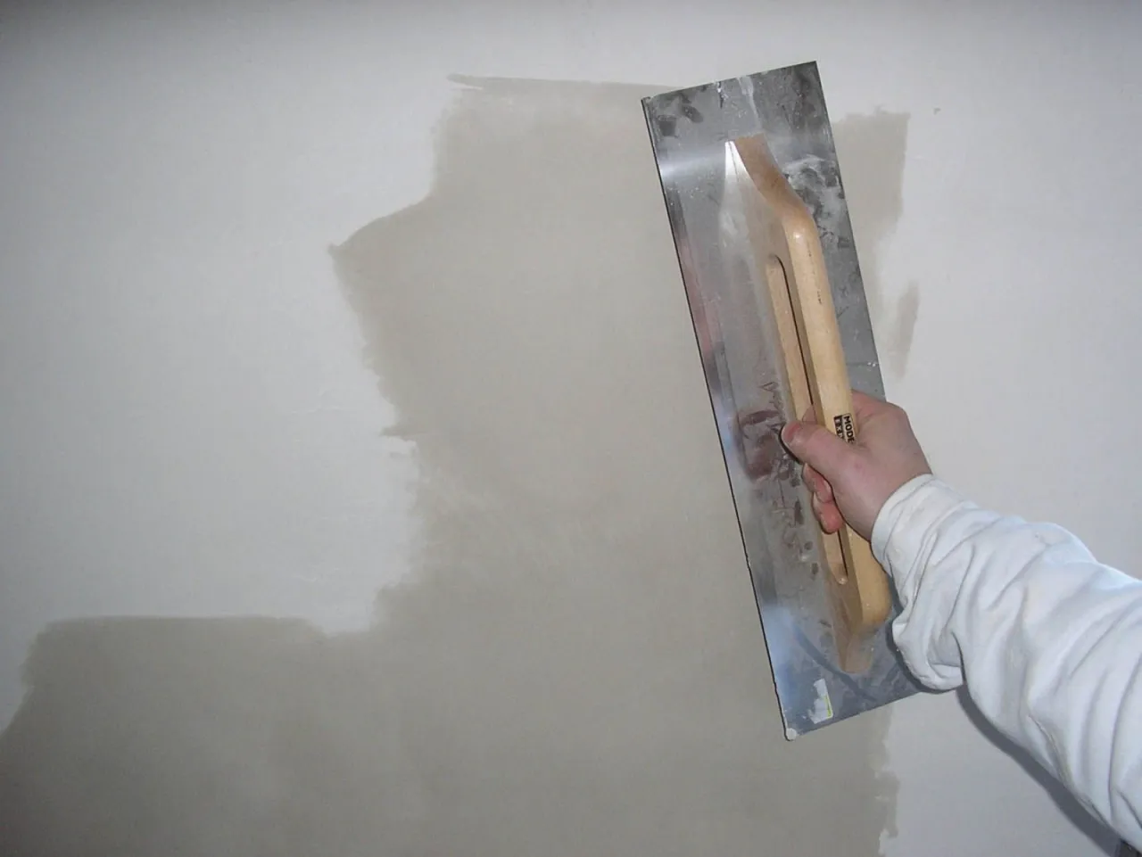 por&oacute;wnanie gładzi tynku i gipsu szpachlowego