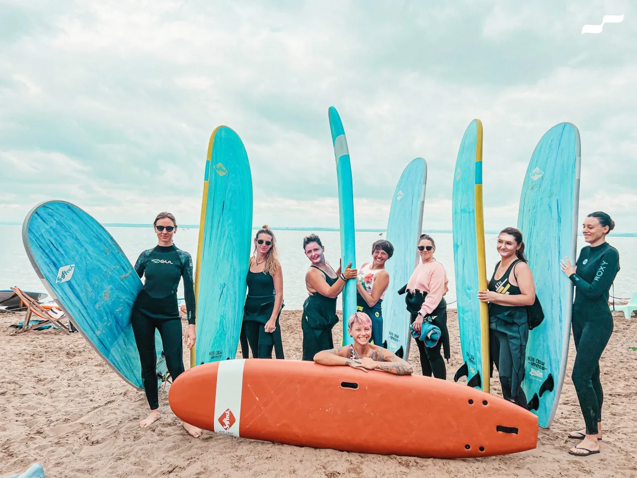 Kobiety na obozie kitesurfingowym z jogą