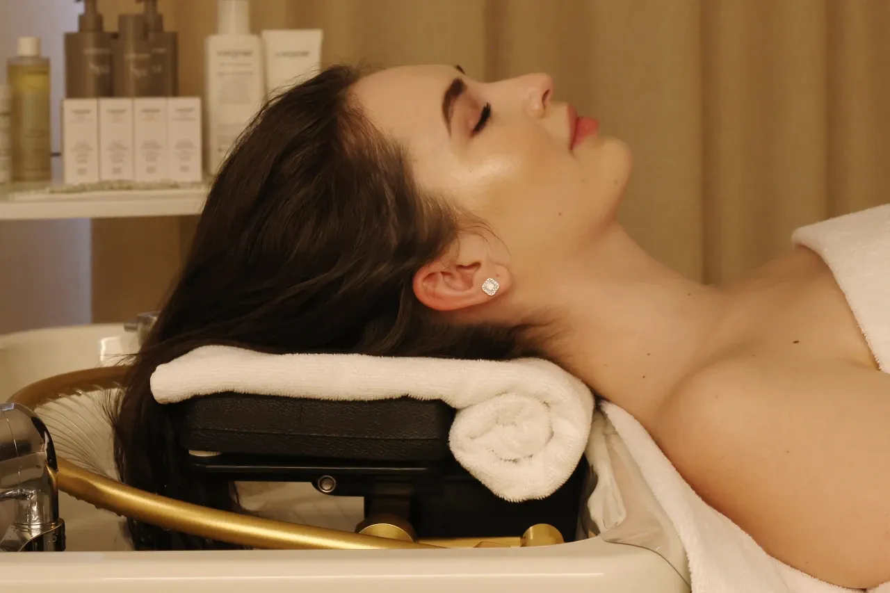 Kobieta relaksująca się podczas zabiegu Head Spa