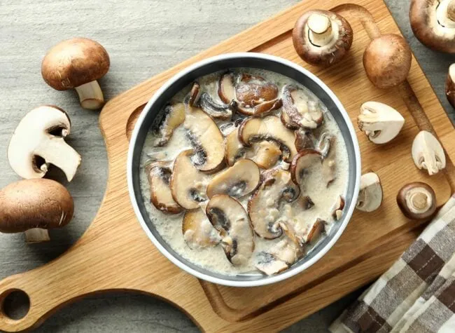 r&oacute;żne mrożone grzyby do sosu