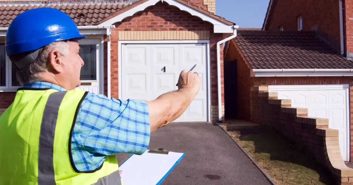 Geodeta z dokumentami i mapami