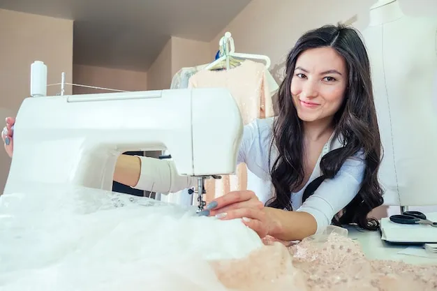 kobieta mierząca sp&oacute;dnicę z kredą krawiecką, narzędzia krawieckie do szycia