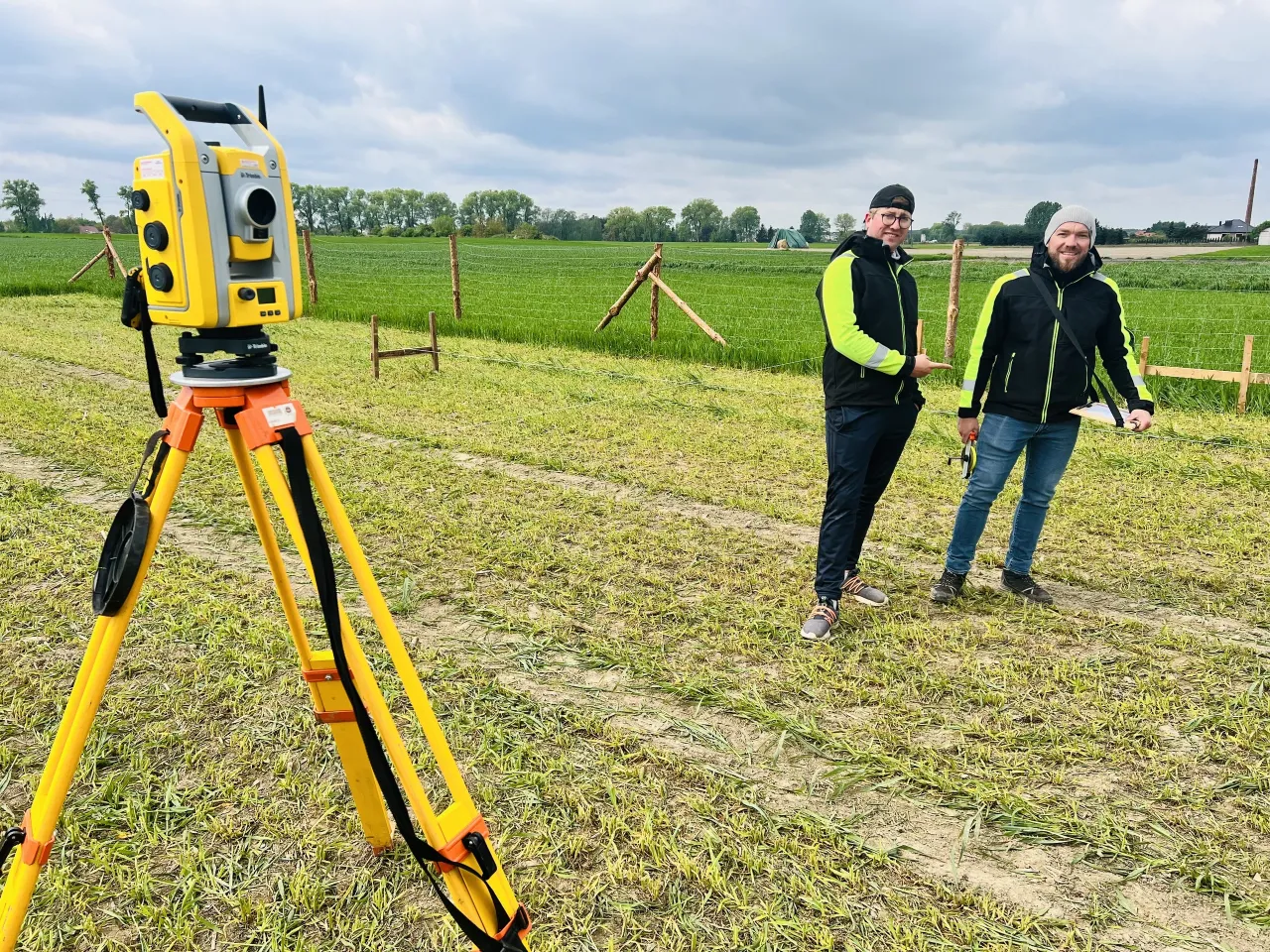 geodeta podczas pracy przy podziale działki