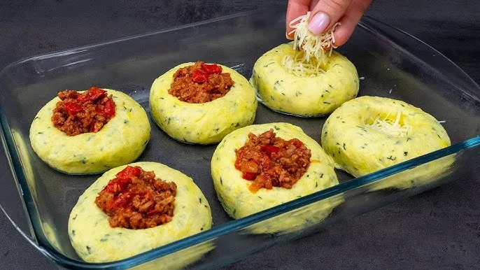 Tani obiad dla rodziny, domowe jedzenie, ziemniaki, mięso mielone