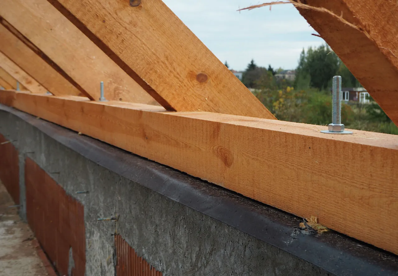 r&oacute;żne metody mocowania murłaty do wieńca