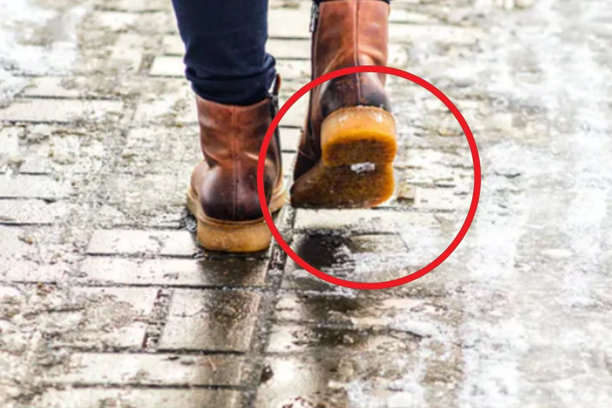 Jak zabezpieczyć buty przed poślizgiem? Na oblodzonym chodniku widać, jak można to zrobić, stosując proste metody.