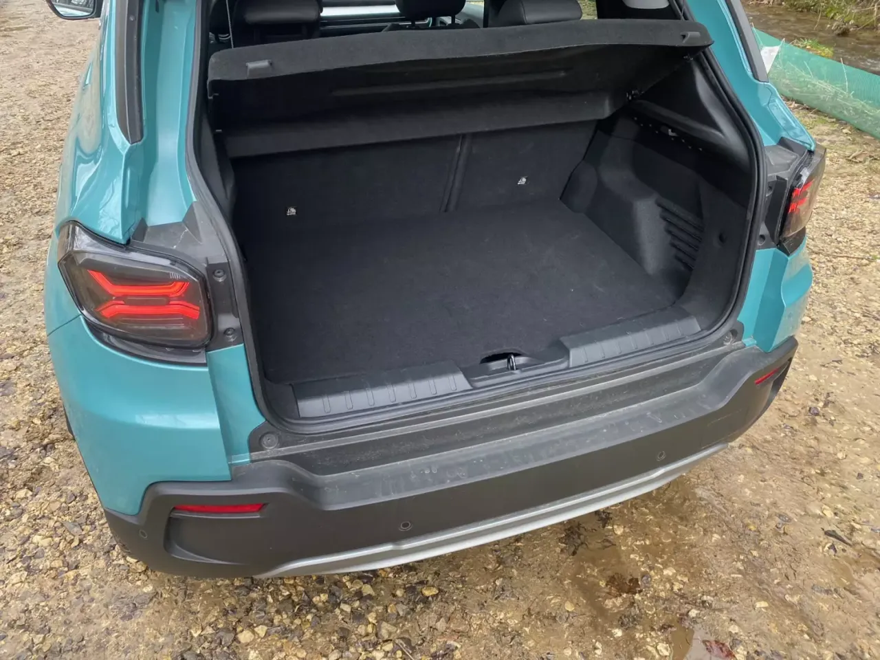 Jeep Avenger wnętrze i bagażnik