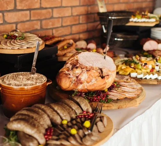 suto zastawiony wiejski st&oacute;ł na weselu