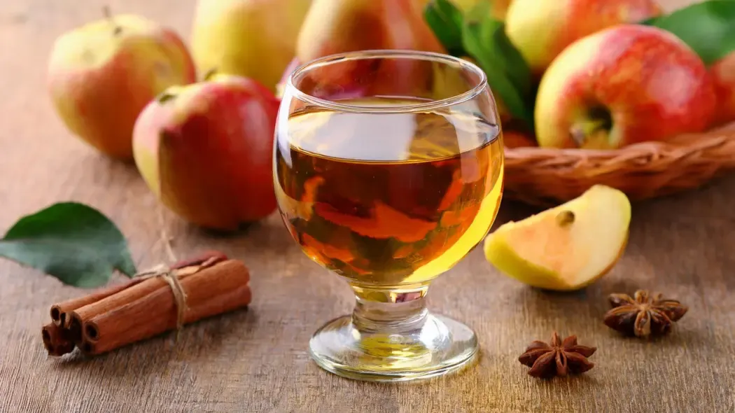 domowe wino jabłkowe w butelkach