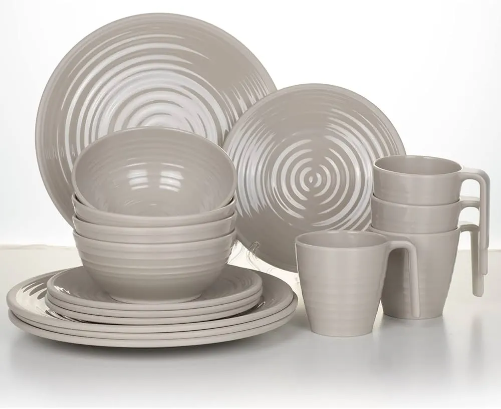 zestaw naczyń do kampera w szafce