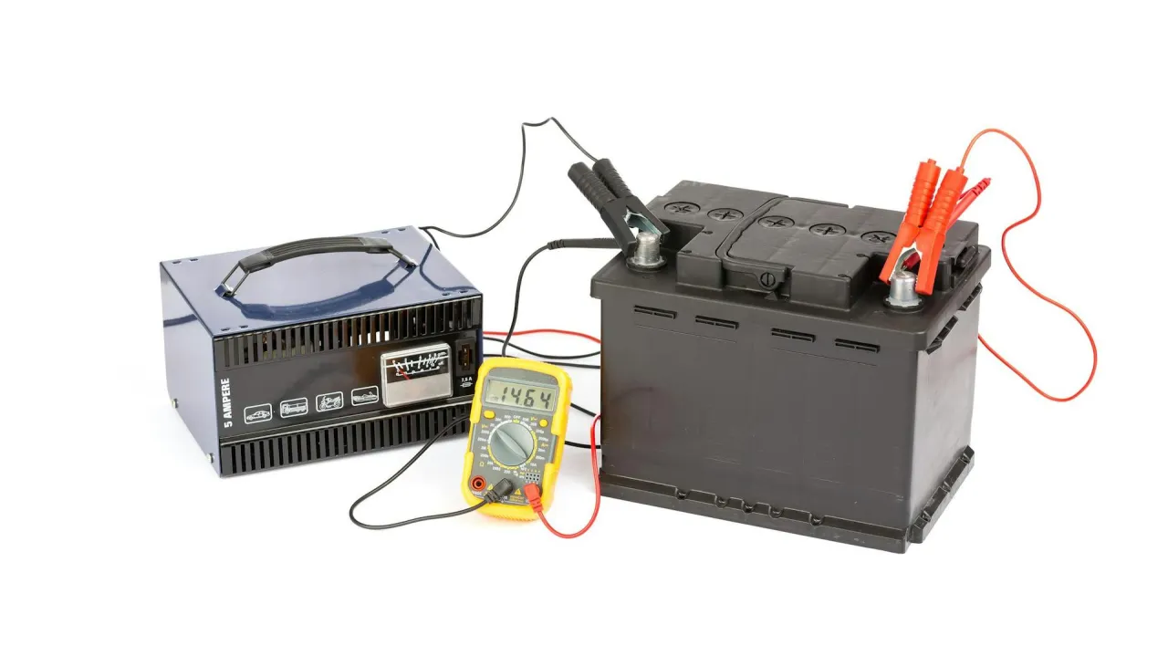 infografika jak odłączyć akumulator od prostownika