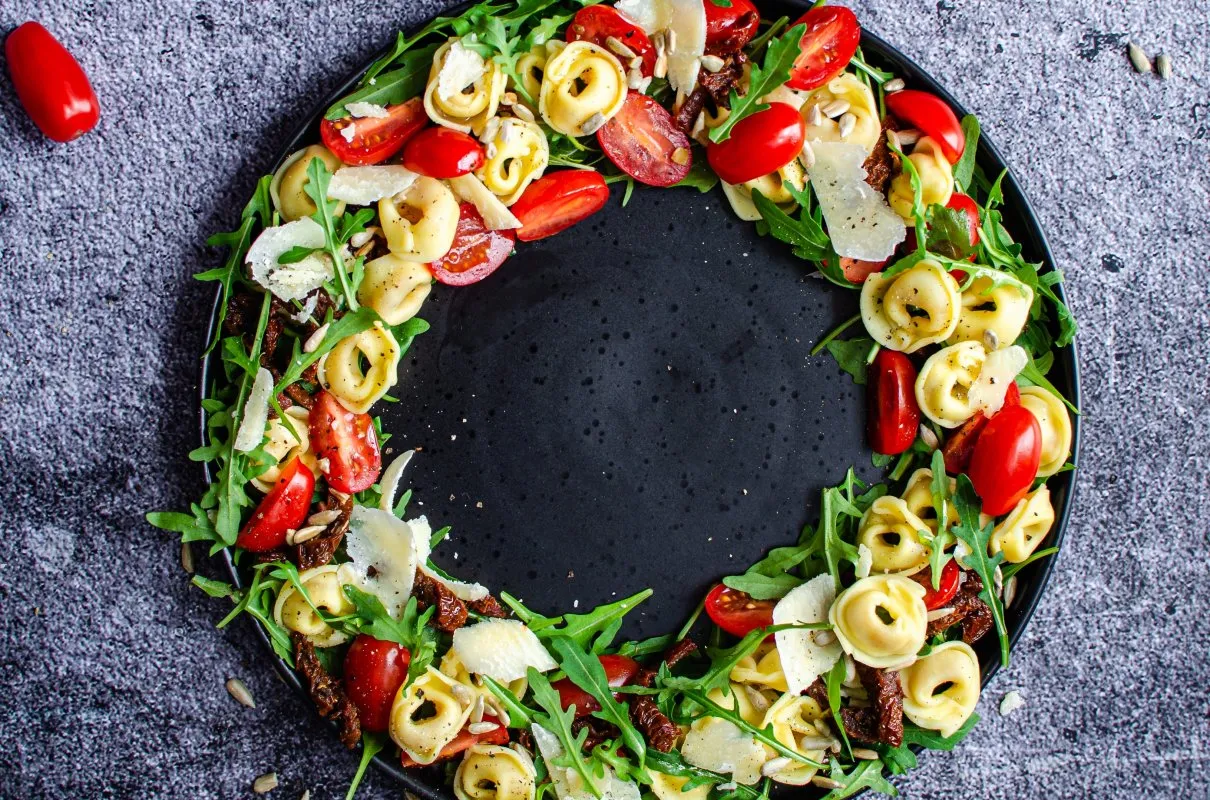 Tortellini z grzybami z r&oacute;żnymi sosami i dodatkami